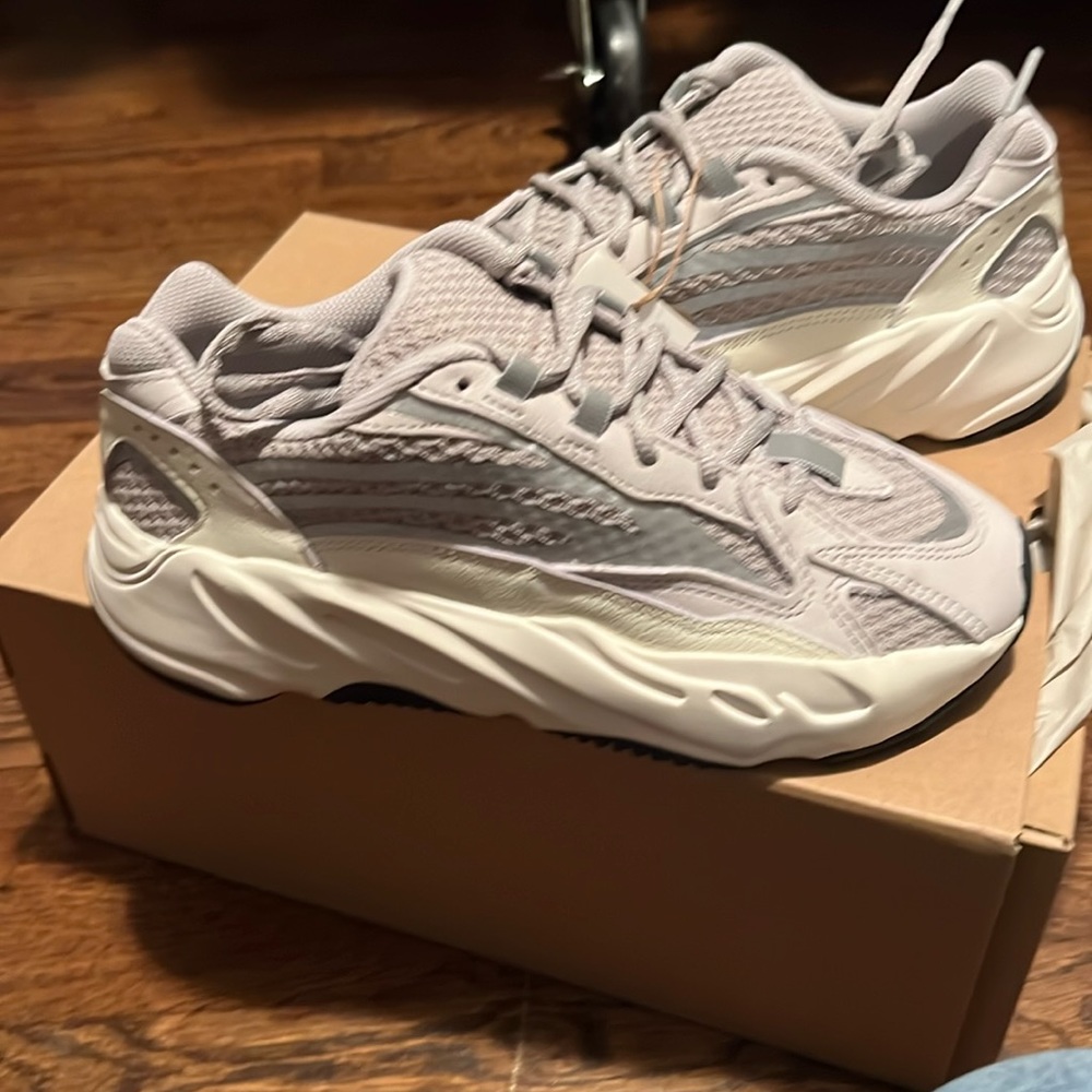 Yeezy 700 - static men’s 6 women’s 7.5